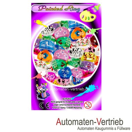 Kinderringe Bunte Kunststoffringe in verschiedenen Designs auf hellem Hintergrund.